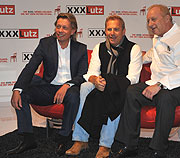XXXLutz Chef Helmut Goetz, Kevin Costner und Alfons Schuhbeck (Foto: Nathalie Tandler)